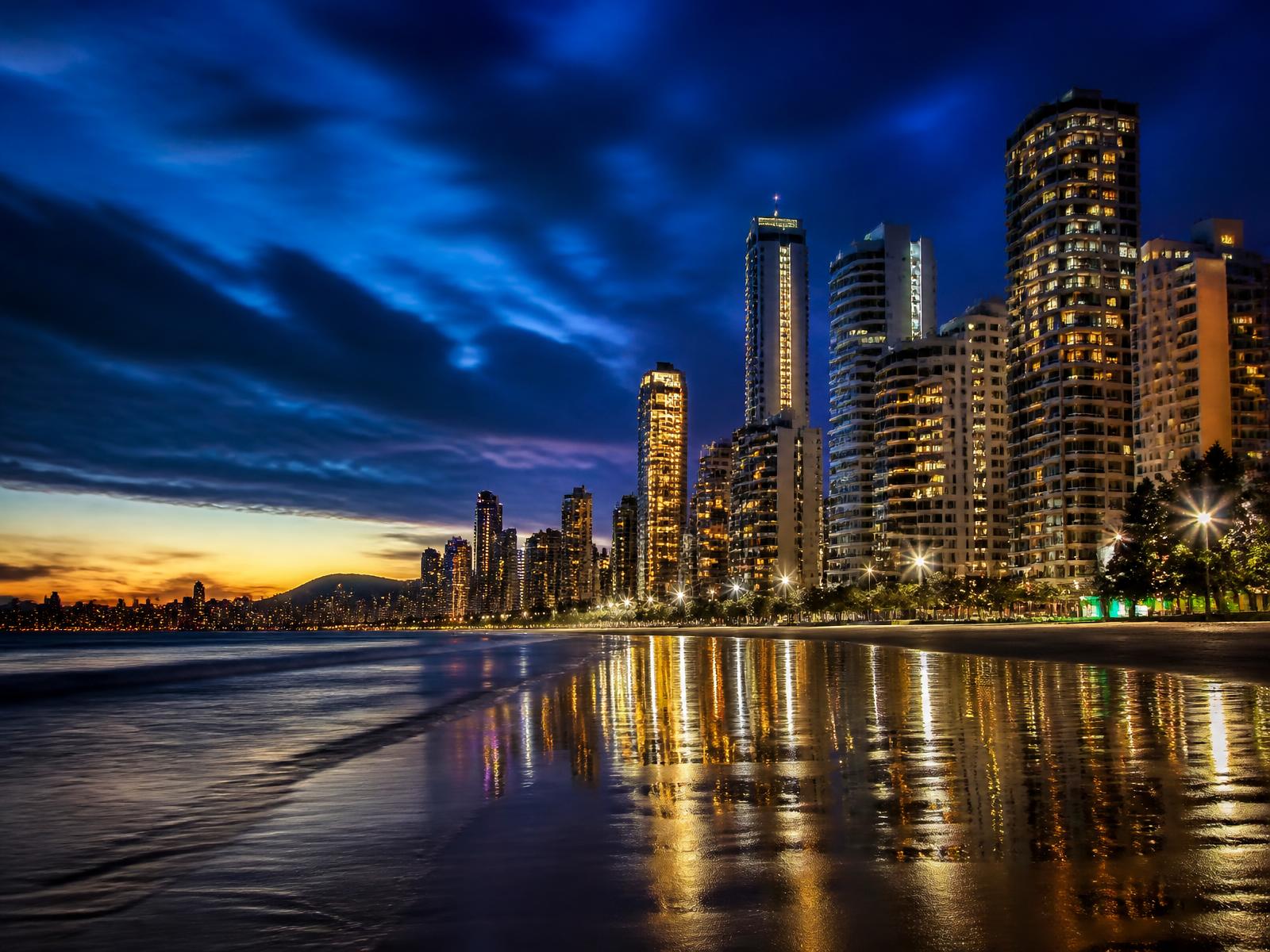 Orla de Balneário Camboriú na hora azul